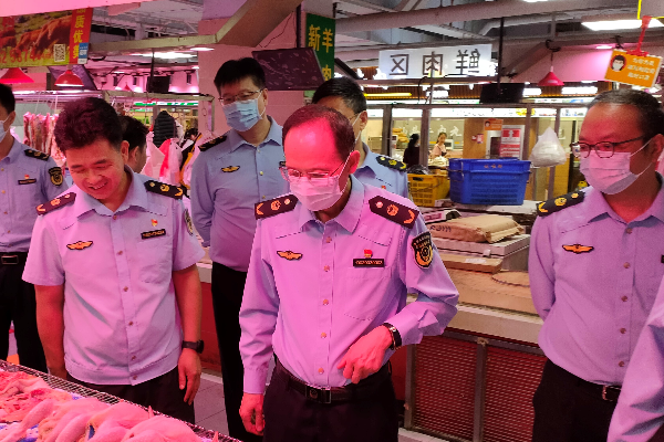 局党组成员、副局长陈建民率队到南山辖区农贸市场及小学周边开展创文督查工作.jpg