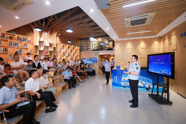 共建安全社区,共创幸福家园—— 市市场稽查局圆满举办以案说法“普法大篷车口岸社区专场普法活动.jpg